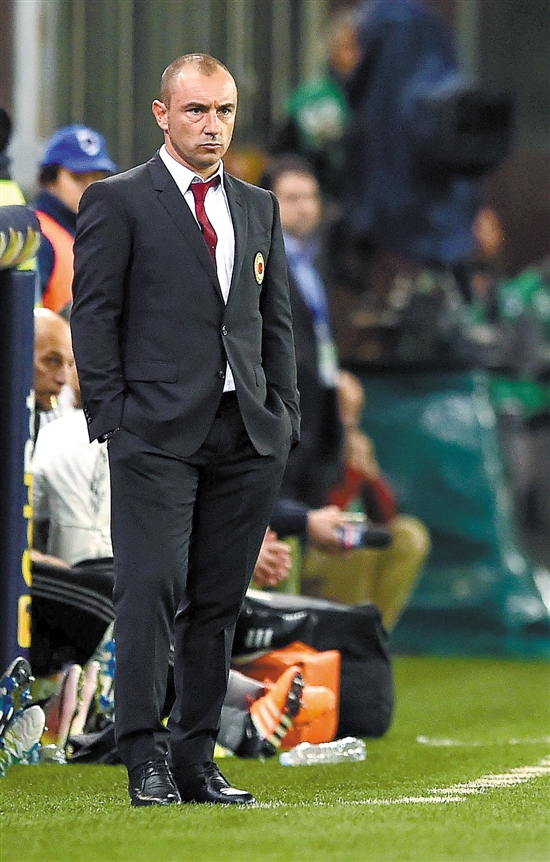 AC米兰换帅风波未平，主帅无奈遭解雇(终于有钱了! 主帅续约新援补强的ac米兰热闹重建中)