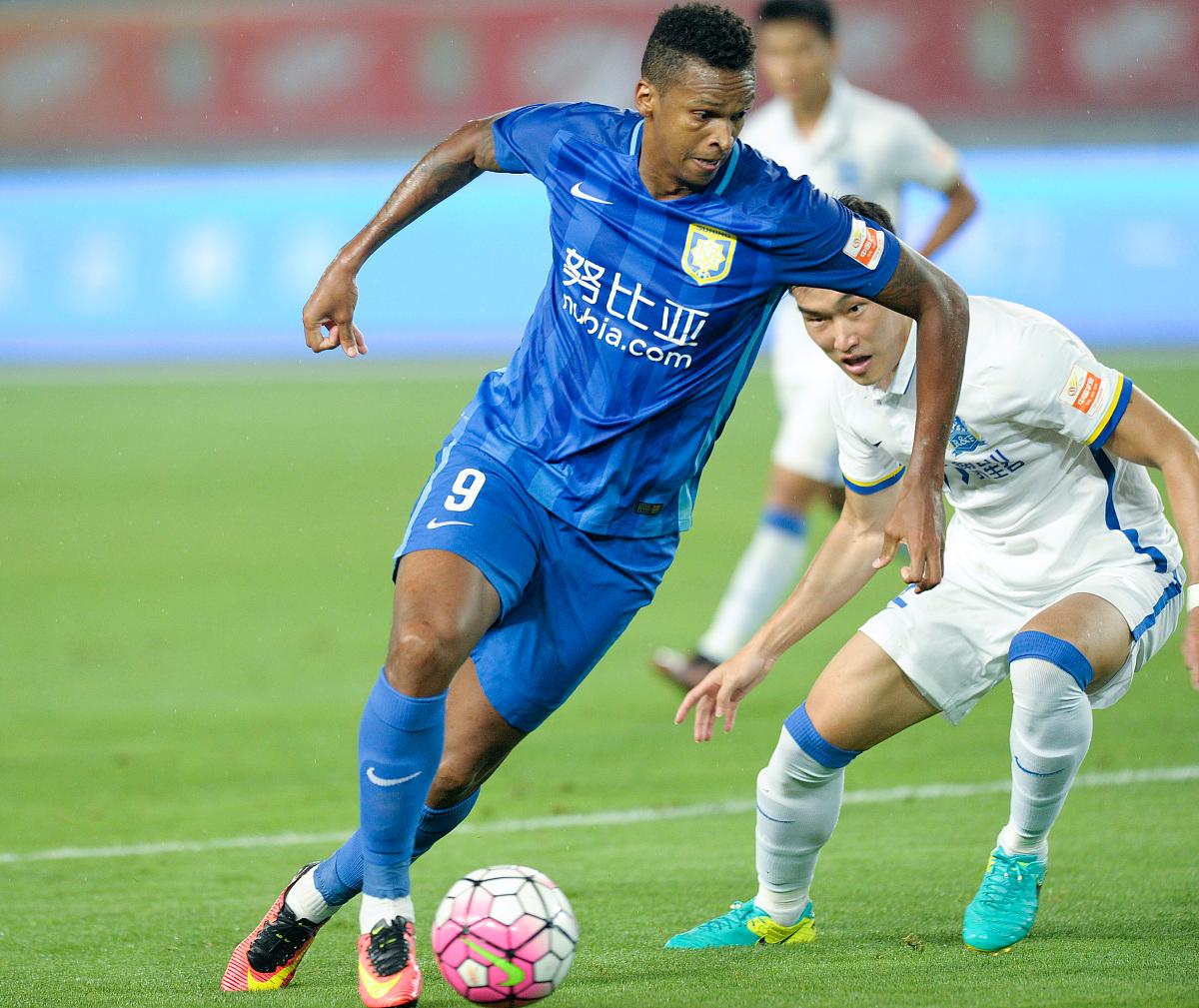 米乐-足球比赛中球员的技术表现，谁能成为焦点？